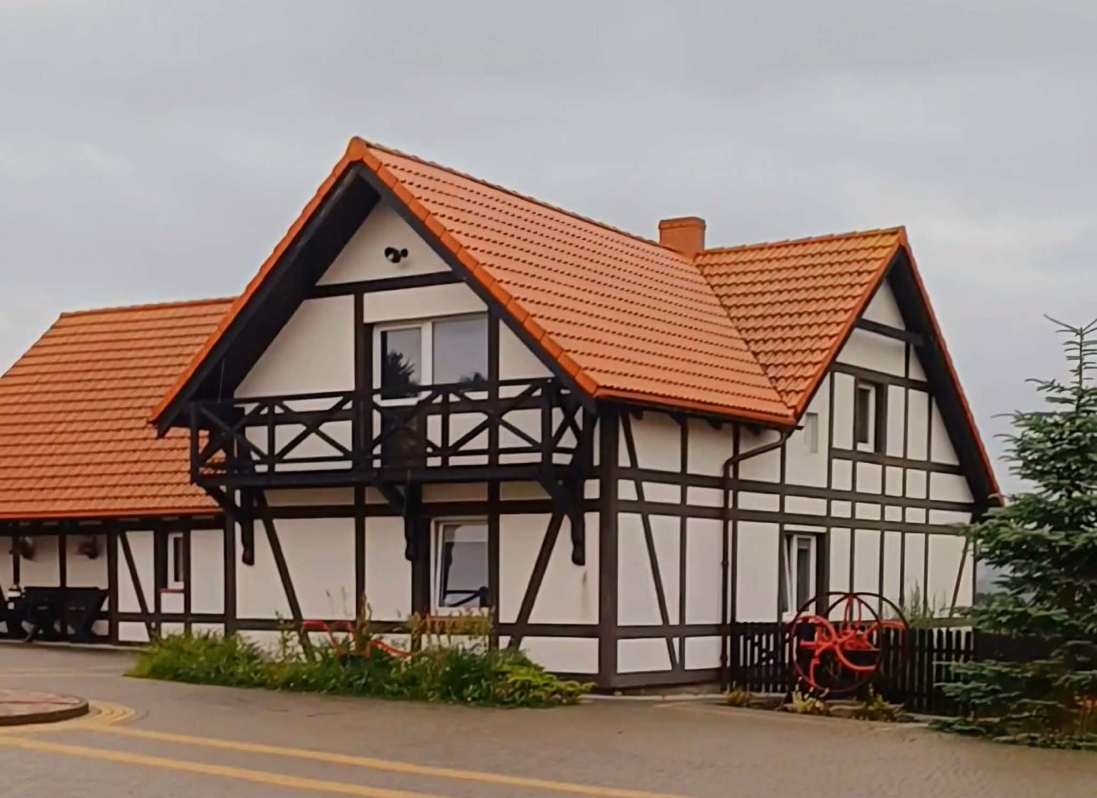 Siedlisko na Skarpie — drewniany dom w stylu muru pruskiego z ceglanym dachem
